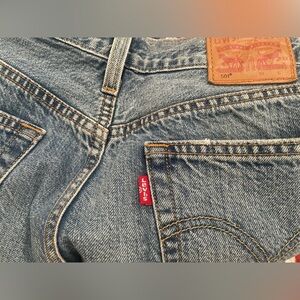 LEVI'S 501 medium wash classic jeans 25